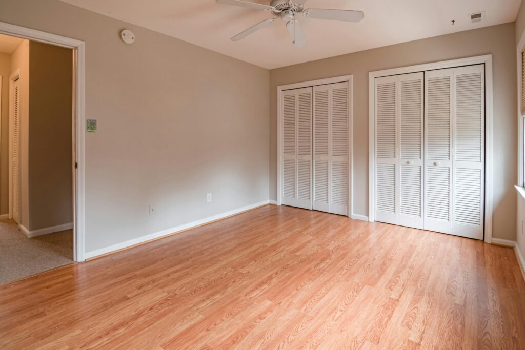 pexels-photo-3935340-3935340 Bright empty room with hardwood floors and closet space, ideal for various design choices.